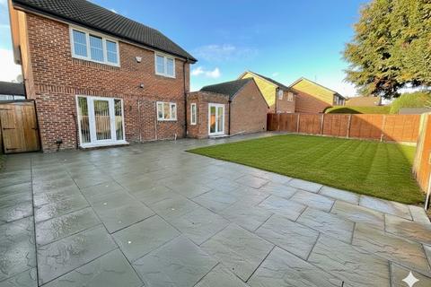 4 bedroom detached house for sale, Burford Close, Luton, Bedfordshire, LU3 4DS