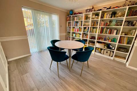 4 bedroom detached house for sale, Burford Close, Luton, Bedfordshire, LU3 4DS