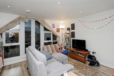 2 bedroom flat to rent, Maple Road, Surbiton KT6