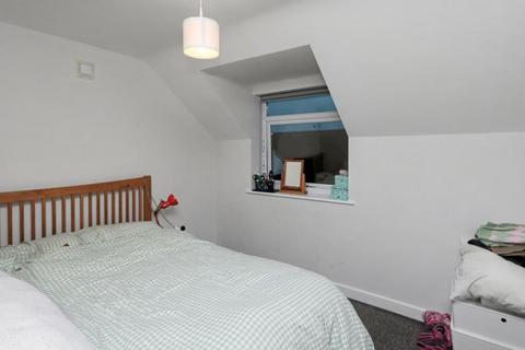 2 bedroom flat to rent, Maple Road, Surbiton KT6