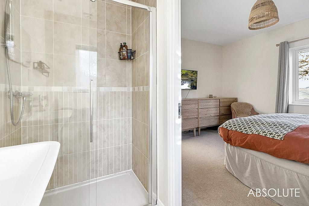 Main bedroom en suite