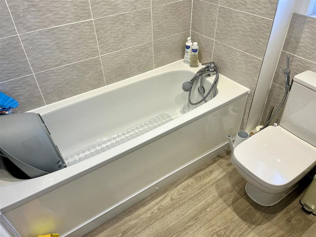 Family Bathroom.