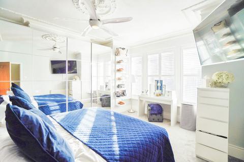 2 bedroom flat for sale, Valkyrie Road, Westcliff-on-sea SS0