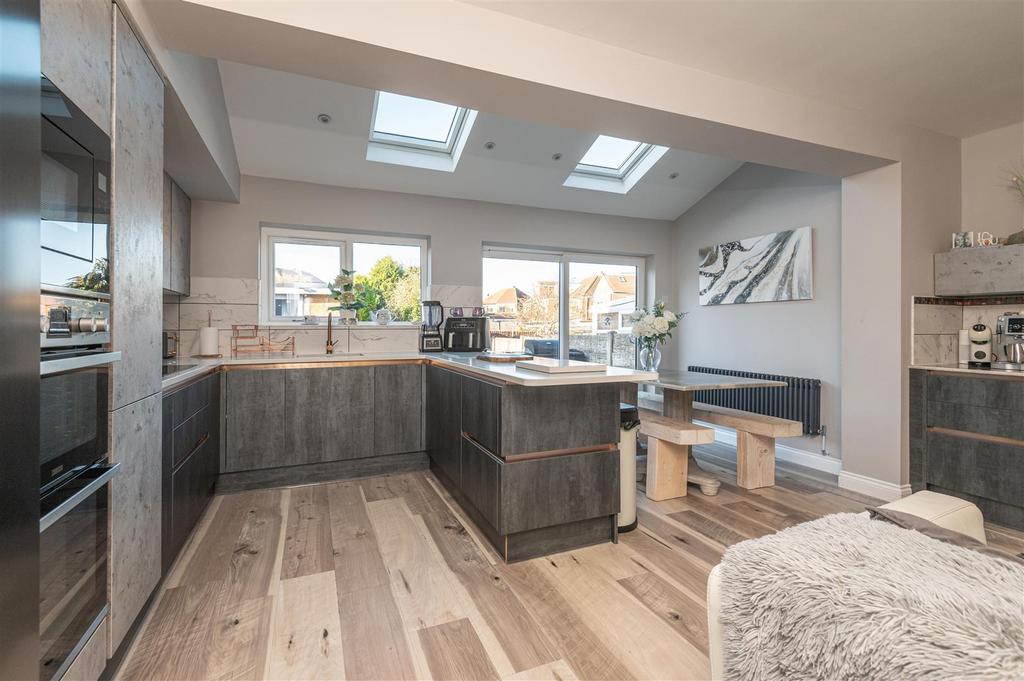 22 - 23 Queens Drive S75 2 QQ.jpg