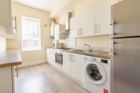 5 bedroom maisonette to rent, *En-Suites* £110pppw - Chillingham Road, Heaton, NE6