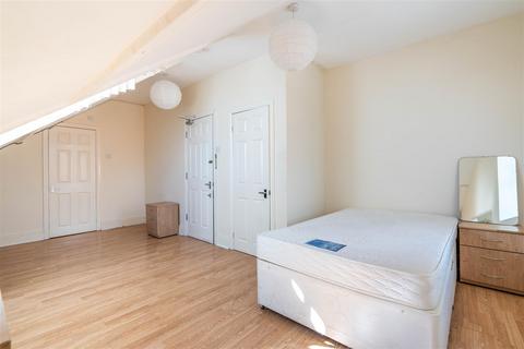 5 bedroom maisonette to rent, *En-Suites* £110pppw - Chillingham Road, Heaton, NE6