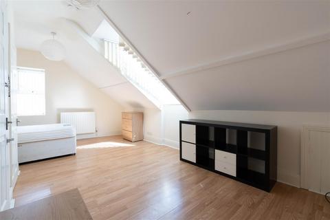 5 bedroom maisonette to rent, *En-Suites* £110pppw - Chillingham Road, Heaton, NE6