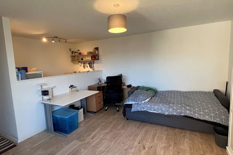 Studio to rent, Whitley Close, Staines-upon-Thames TW19
