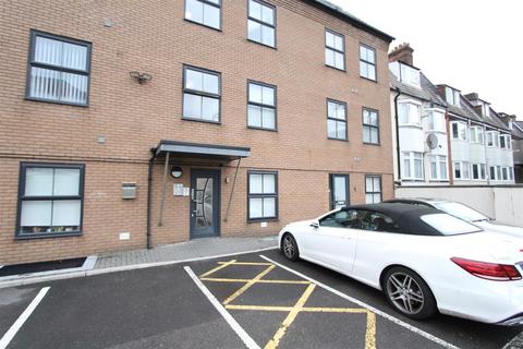2 bedroom flat to rent, Norwich Avenue West, Bournemouth