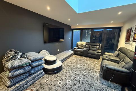 undefined, Elm Tree Close, Northolt UB5