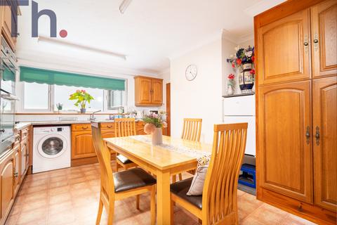 3 bedroom detached bungalow for sale, Newport PO30