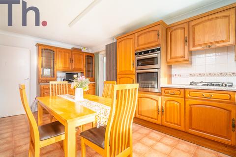 3 bedroom detached bungalow for sale, Newport PO30