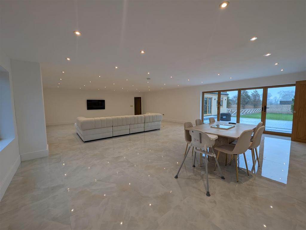 Lounge/Dining Room