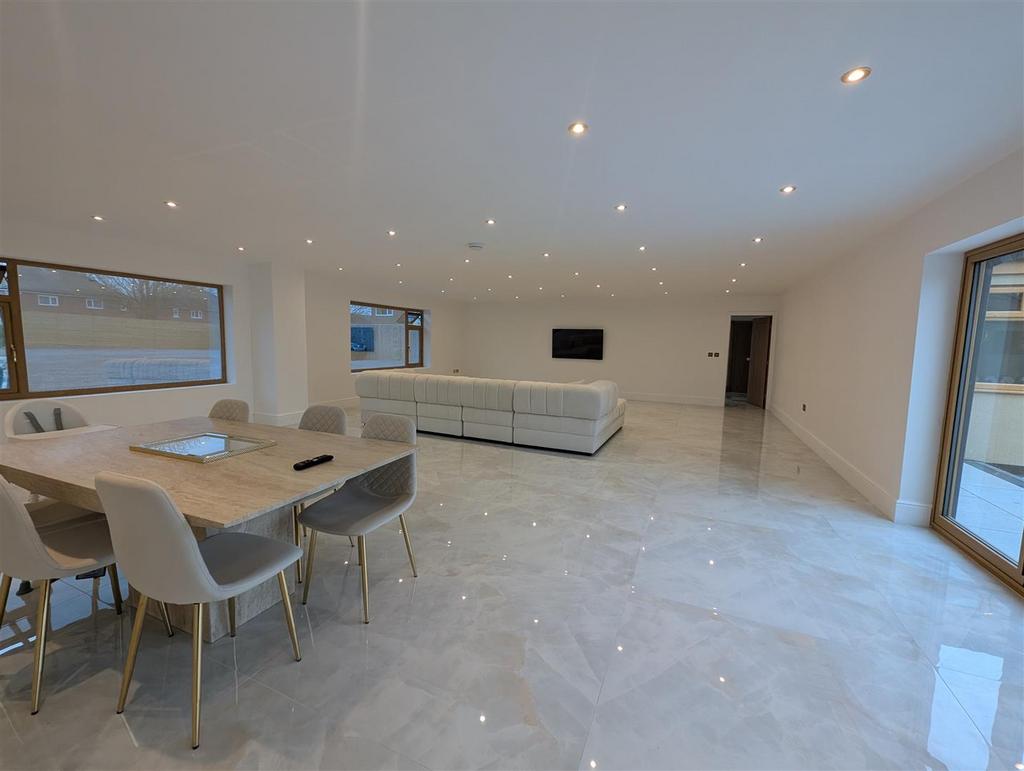 Lounge/Dining Room