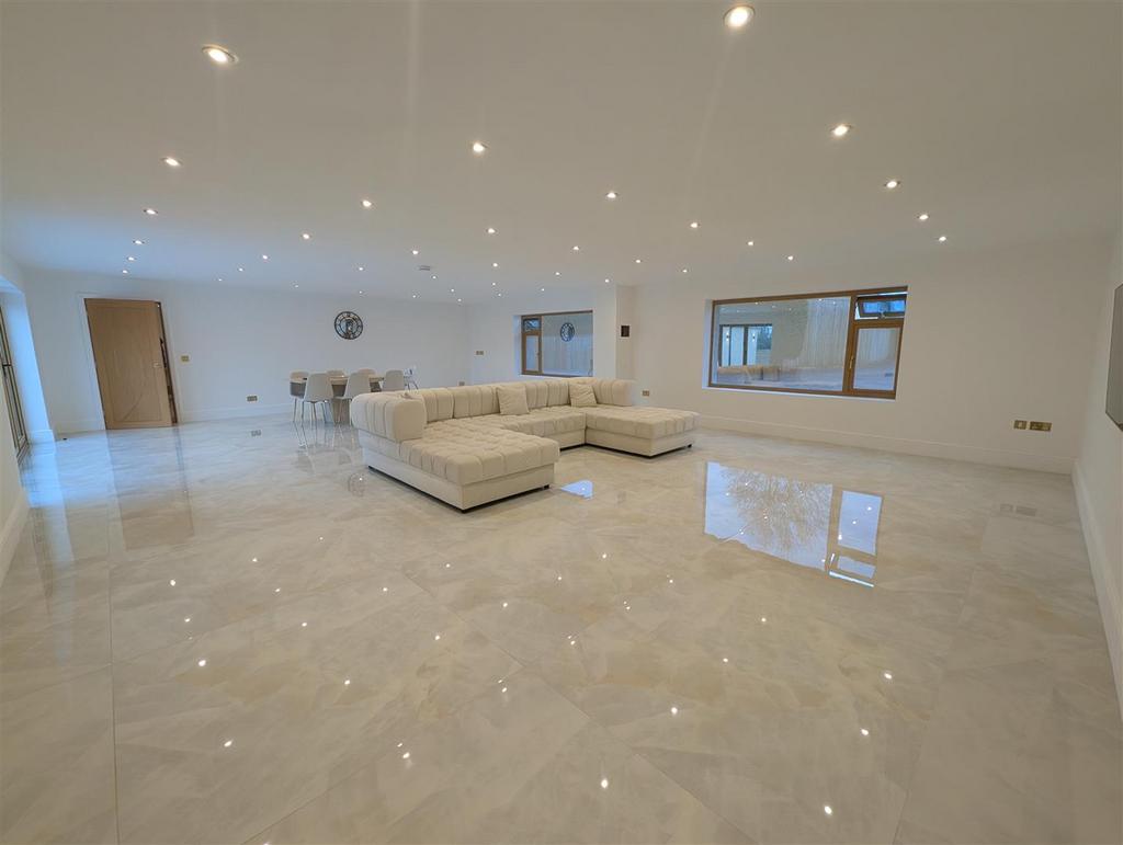 Lounge/Dining Room