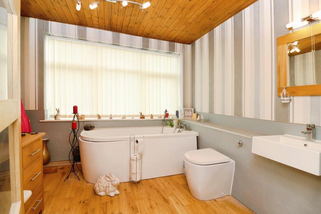 En-Suite Bathroom / WC