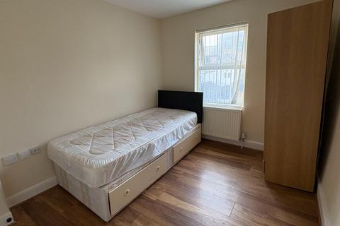 1 bedroom in a house share to rent, HOUSE SHARE Single Room Let Edwin Street, Gravesend, Kent, DA12 1EH