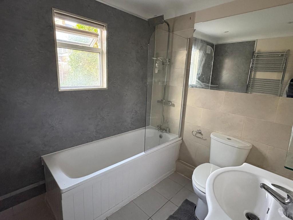 Bathroom 2.jpeg