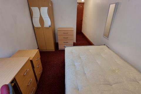 6 bedroom terraced house to rent, Heeley Road, Birmingham B29