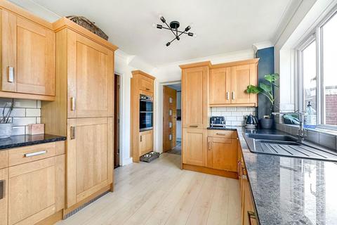 undefined, Roslyn Crescent, Hull HU12