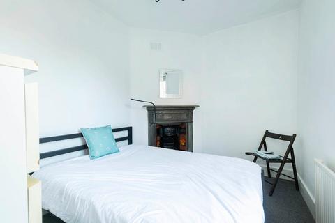 2 bedroom flat to rent, Stanlake Road, London W12