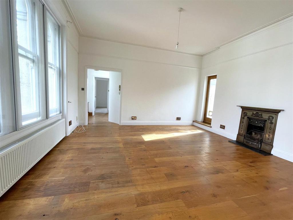 2 Living Room.jpg