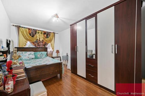 2 bedroom flat for sale, Avenue Road, London