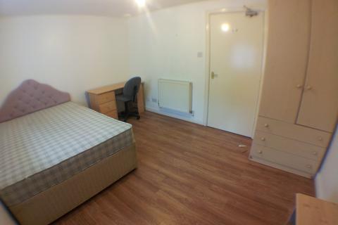 2 bedroom flat to rent, Mitford Road, Manchester M14