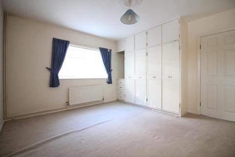 3 bedroom flat to rent, Borderside, Slough