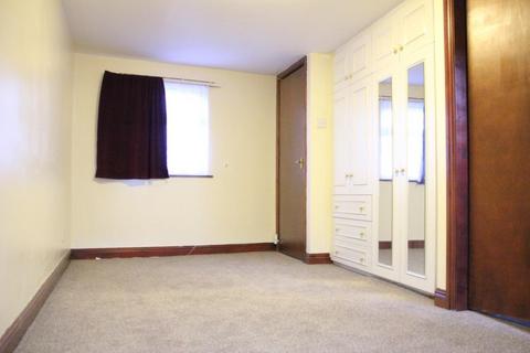 3 bedroom flat to rent, Borderside, Slough
