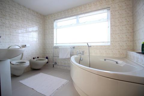 3 bedroom flat to rent, Borderside, Slough