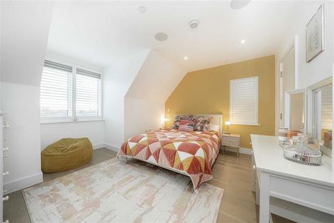 4 bedroom end of terrace house for sale, Noel Square, Teddington TW11