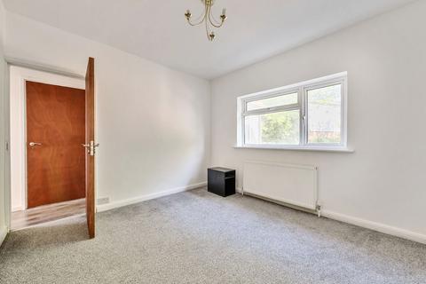 3 bedroom maisonette to rent, Burgess Avenue, NW9