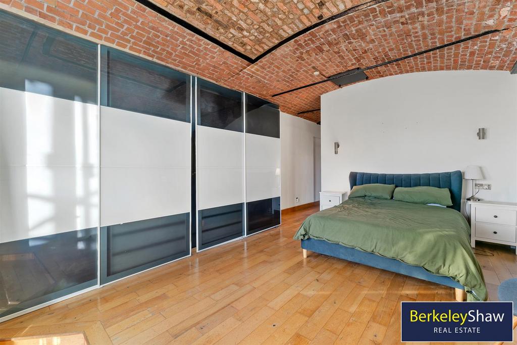 Master bedroom (2)
