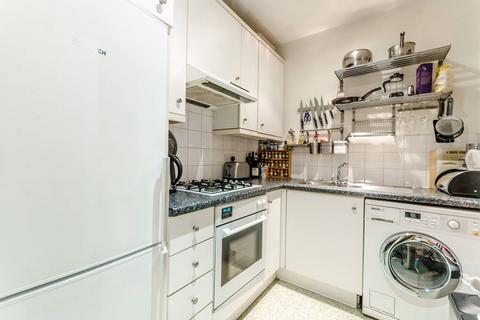Studio to rent, Earls Court Road, Kensington, London, W8