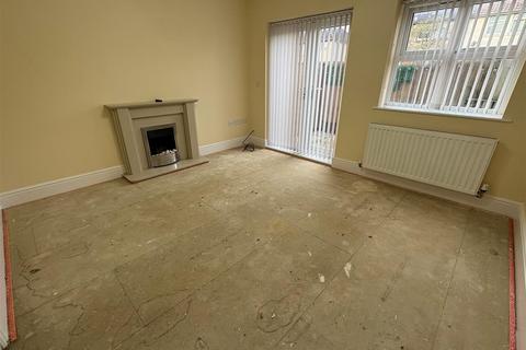 4 bedroom townhouse for sale, Rushdene Court, Wyke, Bradford