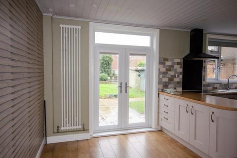 3 bedroom semi-detached house to rent, Oak Tree Estate, Preston, Hull