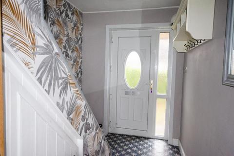 3 bedroom semi-detached house to rent, Oak Tree Estate, Preston, Hull
