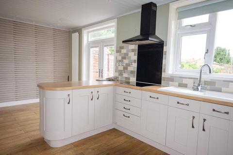 3 bedroom semi-detached house to rent, Oak Tree Estate, Preston, Hull