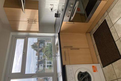 1 bedroom flat to rent, Derbin Court Queens Drive N4