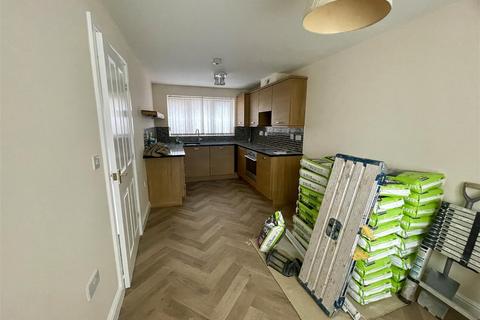 3 bedroom detached house to rent, Thoresby Road, Mansfield NG19