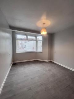 3 bedroom semi-detached house to rent, Maple Avenue, Harrow HA2
