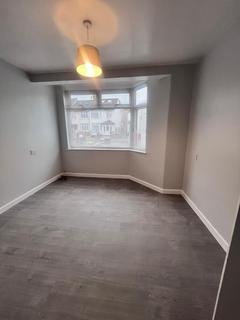 3 bedroom semi-detached house to rent, Maple Avenue, Harrow HA2