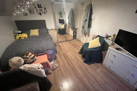 2 bedroom flat to rent, Mitford Road, Manchester M14