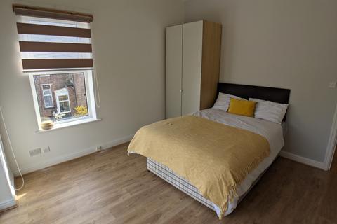 3 bedroom flat to rent, Mitford Road, Manchester M14