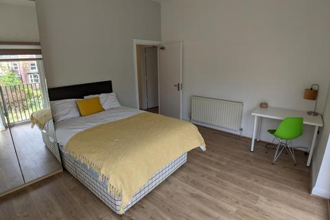 3 bedroom flat to rent, Mitford Road, Manchester M14