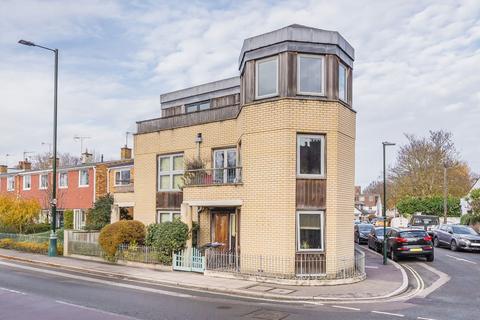2 bedroom flat to rent, Hampton Road, Hampton TW12
