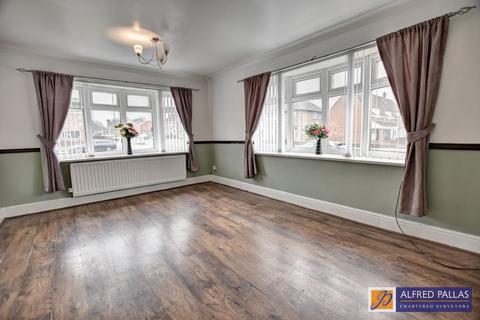 3 bedroom semi-detached house to rent, Cotswold Road, Hylton Castle