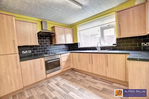 3 bedroom semi-detached house to rent, Cotswold Road, Hylton Castle