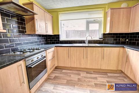3 bedroom semi-detached house to rent, Cotswold Road, Hylton Castle